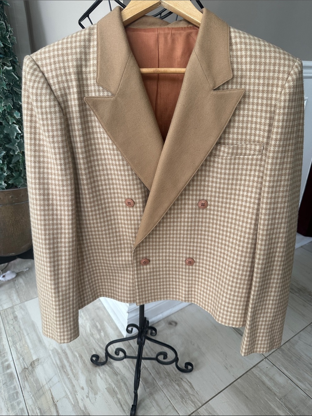 woman’sDouble-Breasted Houndstooth Blazer in Beige and Camel 85%Camel Hair. 14